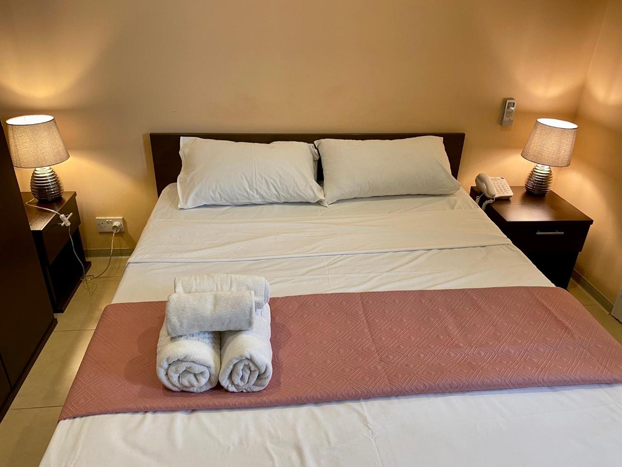 Отель Malta Paradise Central Accomodation Сент Джулианс Экстерьер фото