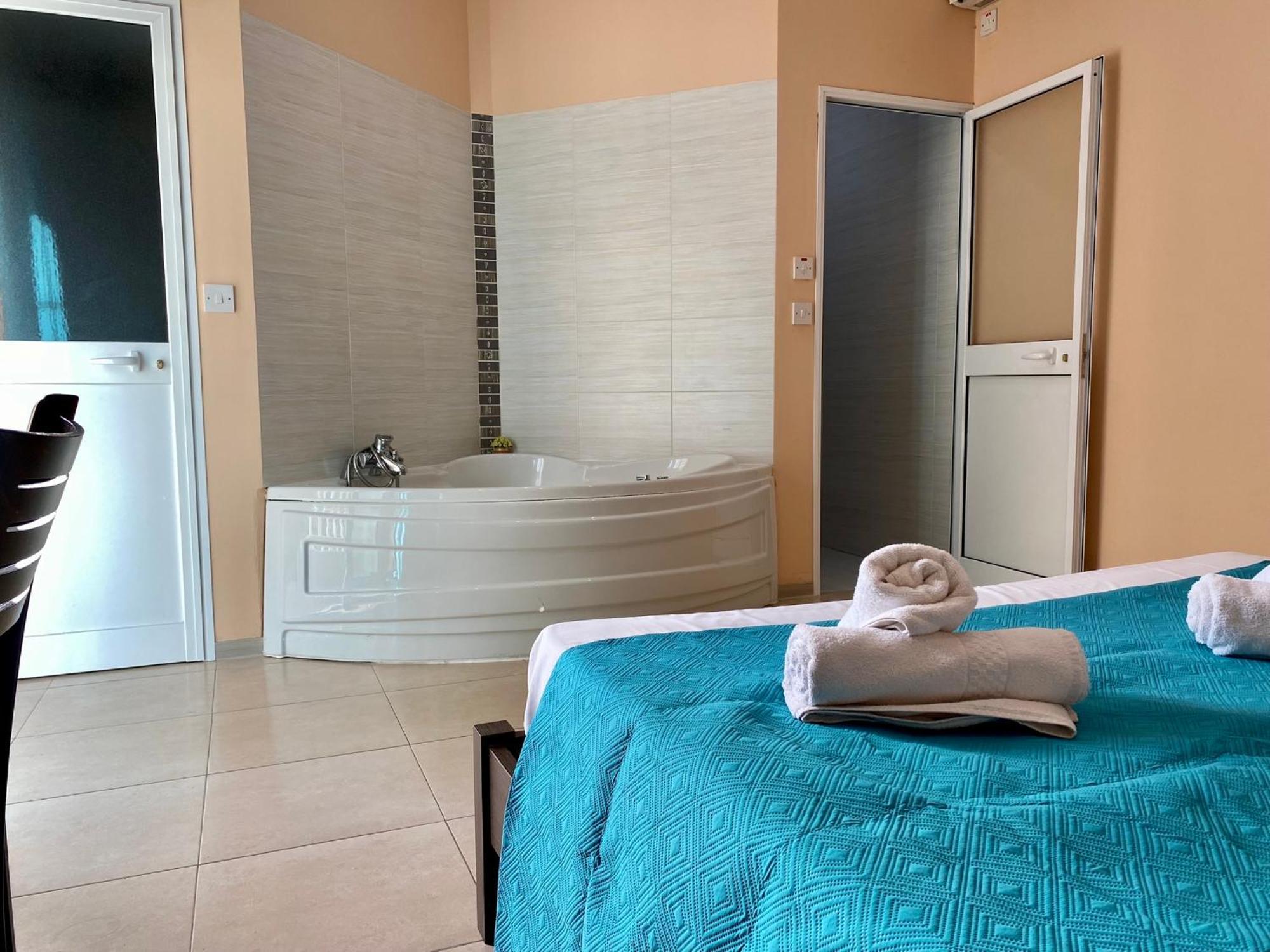 Отель Malta Paradise Central Accomodation Сент Джулианс Экстерьер фото