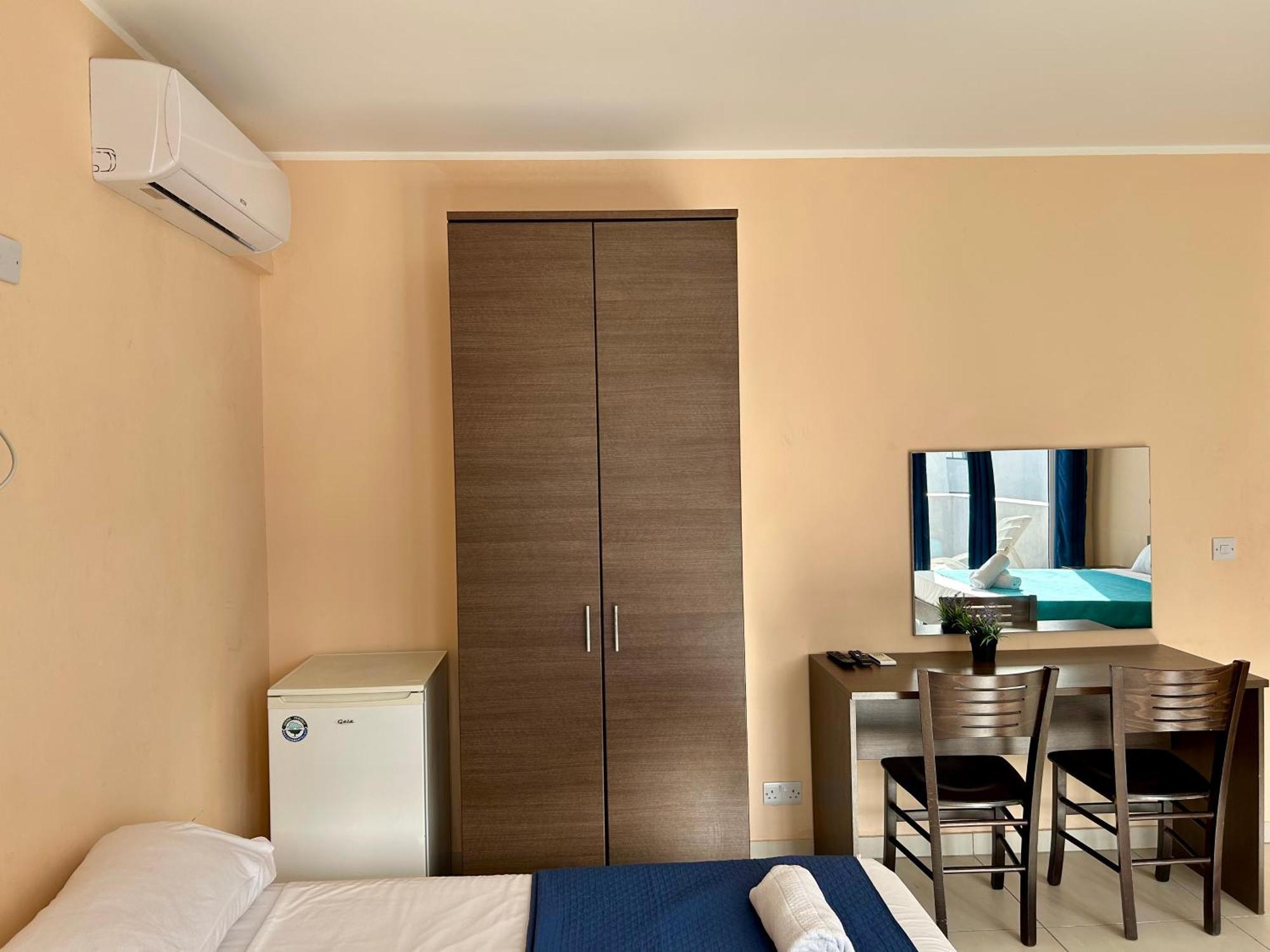 Отель Malta Paradise Central Accomodation Сент Джулианс Экстерьер фото
